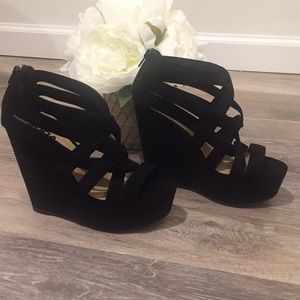 Black strap wedges
